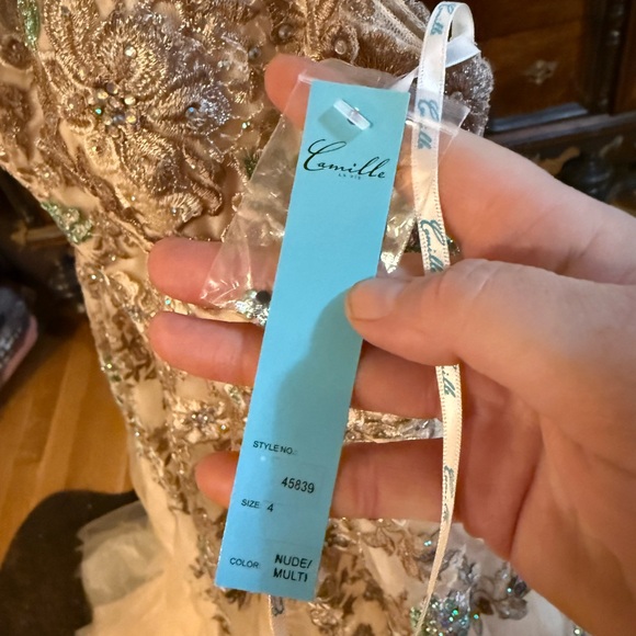 NWT SZ 4 Camille La Vie Gown - Picture 4 of 6